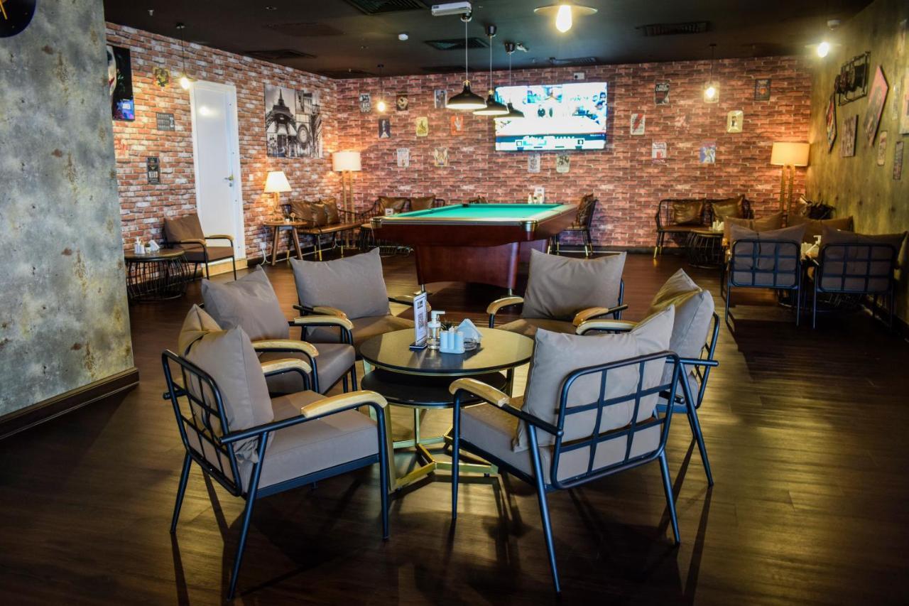 Saraya Corniche Hotel Doha Exterior foto A pool table at a cafe in Ho Chi Minh City, Vietnam