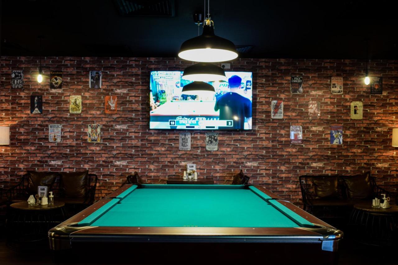 Saraya Corniche Hotel Doha Exterior foto A pool table at a bar