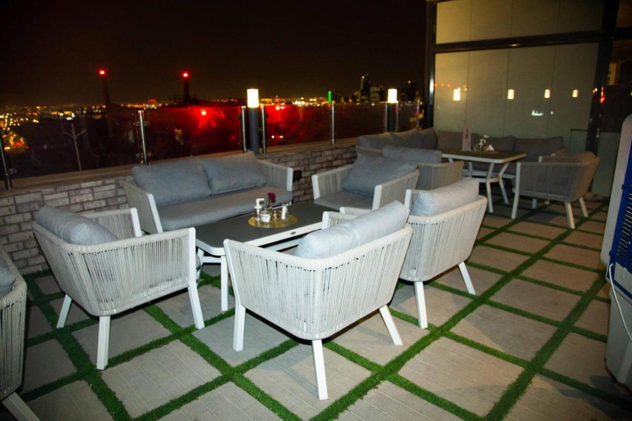 Saraya Corniche Hotel Doha Exterior foto Rooftop bar at the hotel