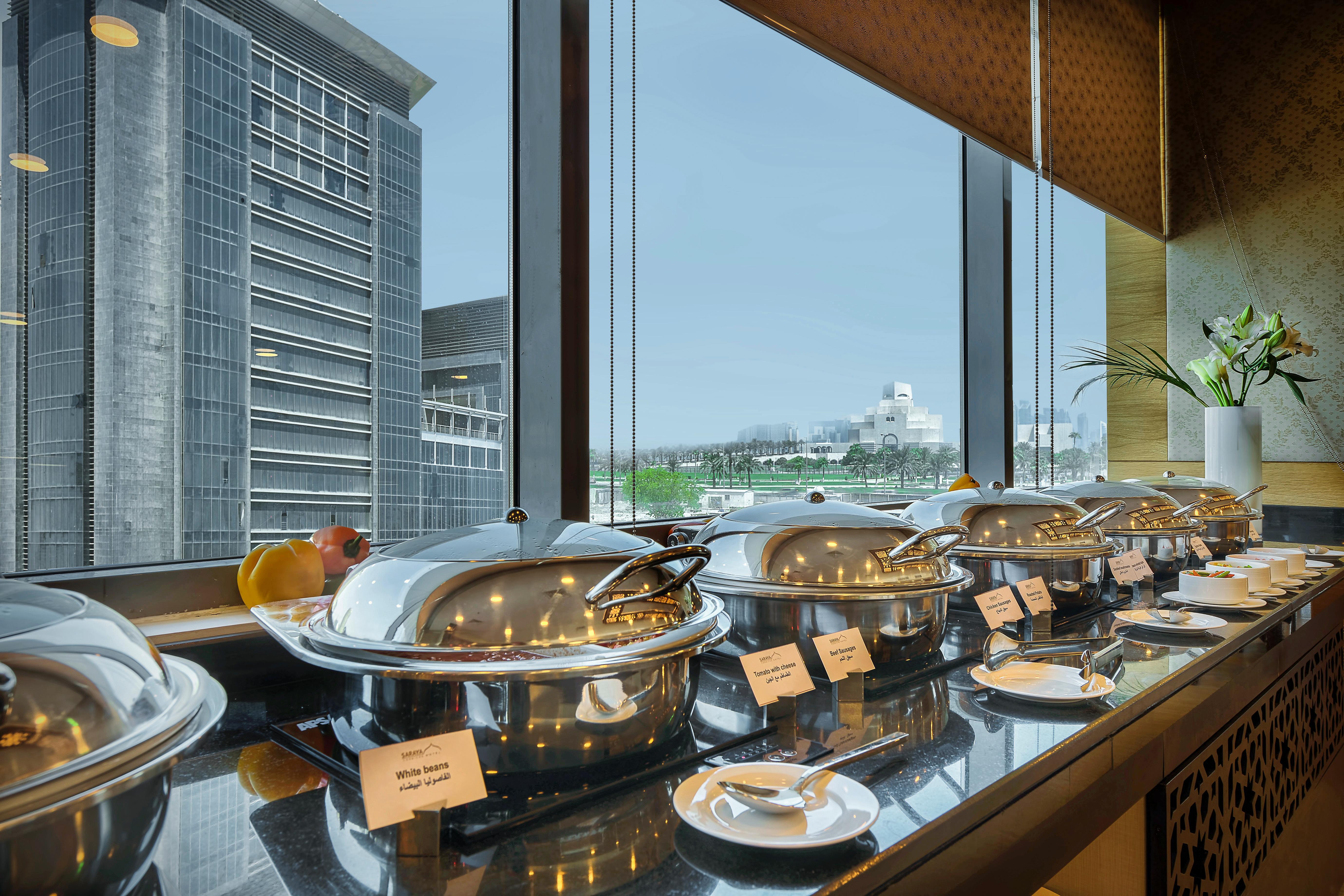 Saraya Corniche Hotel Doha Exterior foto A buffet at a hotel