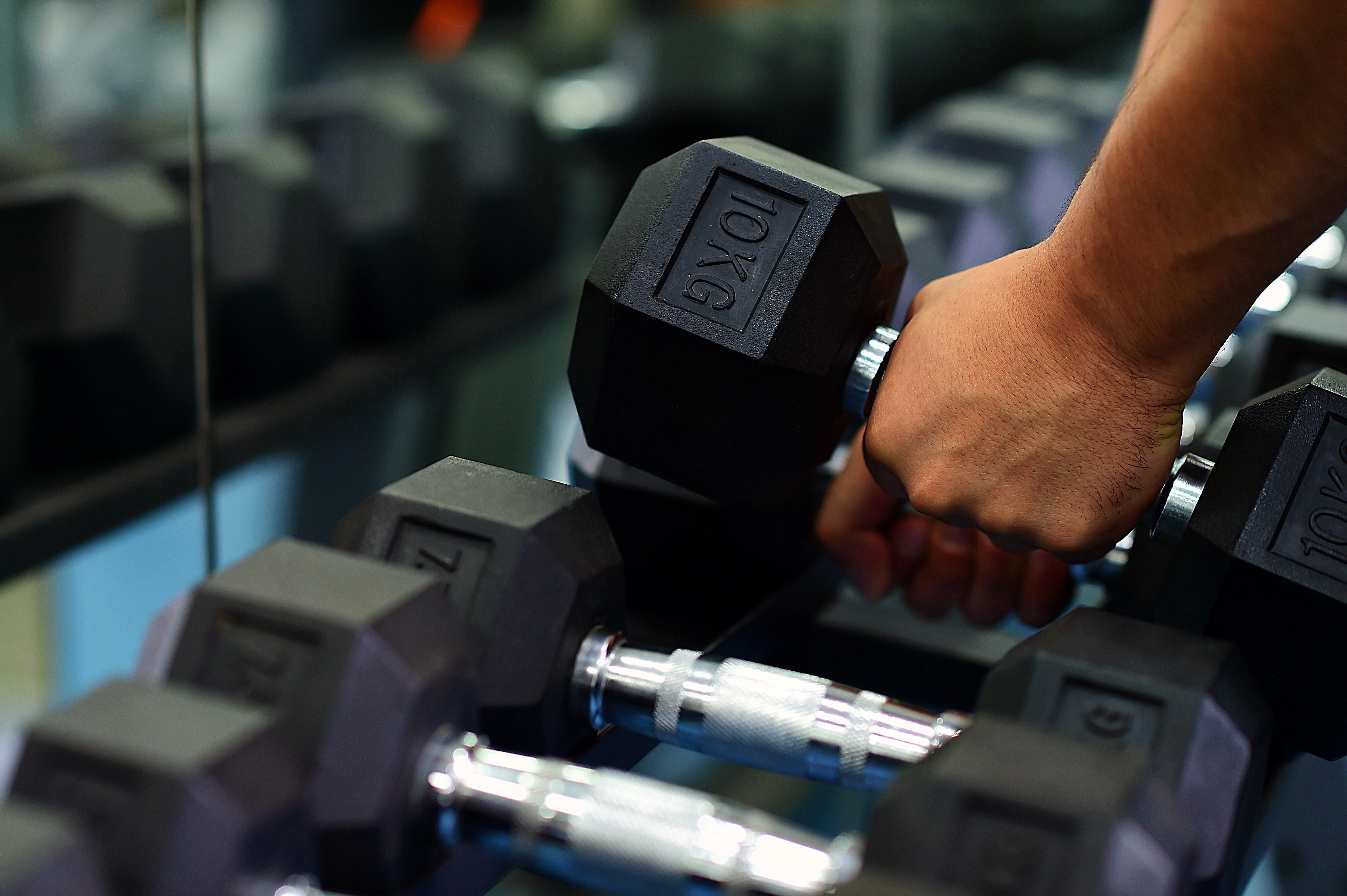 Saraya Corniche Hotel Doha Exterior foto A hand selecting a dumbbell