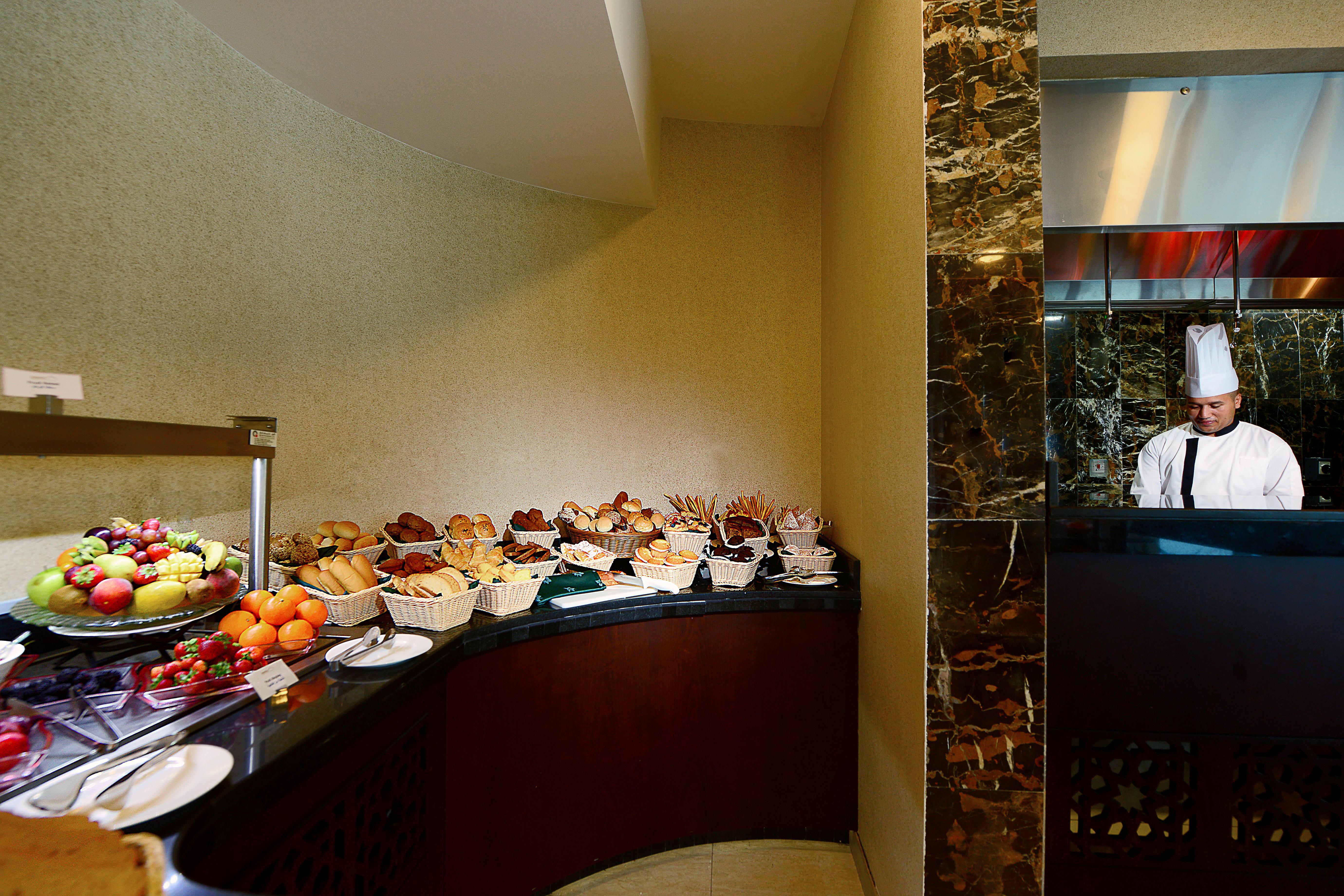 Saraya Corniche Hotel Doha Exterior foto A buffet at a hotel
