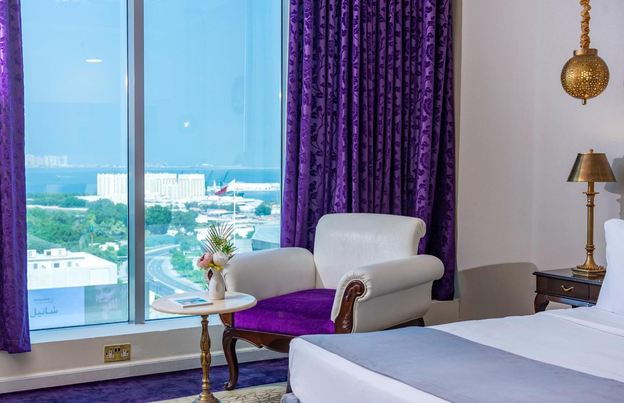Saraya Corniche Hotel Doha Exterior foto A room at the hotel