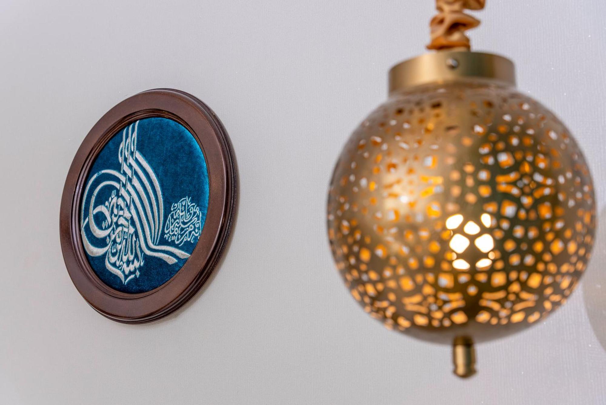Saraya Corniche Hotel Doha Exterior foto A modern Arabic lamp